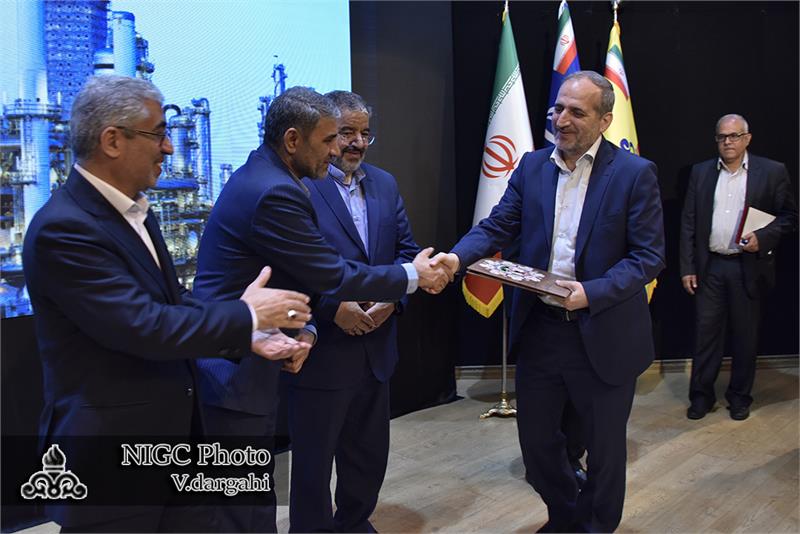 تقدیر رئیس ستادکل نیروهای مسلح از مدیرعامل شرکت ملی گاز ایران